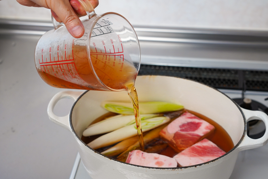 『ねじめびわ茶』を使った料理アイデア「肉をびわ茶で煮込む」　