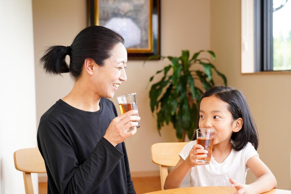 びわ茶を飲み続けて早6年。生後まもなくから今日まで、欠かした日はありません。